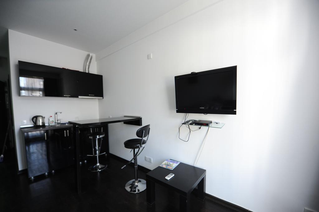 Апартаменты Black-White Rooms Батуми Экстерьер фото